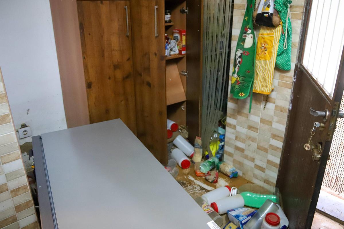 Uno de los electrodomésticos de su cocina tumbados y los alimentos fuera de los muebles de Vicente Regalado.