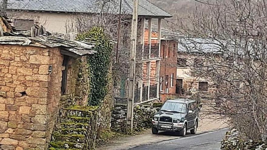 Calle de Faramontanos de la Sierra, sobre el tejado una antena.