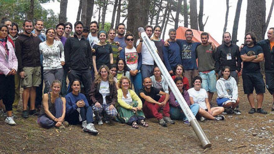 Fotografía de familia de los voluntarios del campo de trabajo de Cíes, con los monitores y su &quot;colillómetro&quot;.  // S. Comesaña