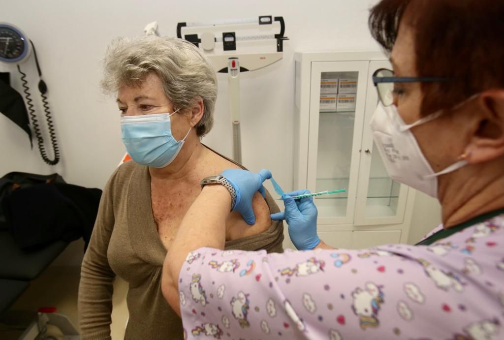 Vacunación de mayores de 80 años en el centro de salud de Plaza América