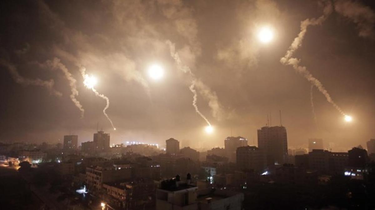 Gaza iluminada por bengalas lanzadas por el Ejército israelí antes de bombardear.