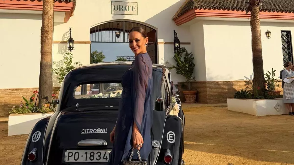 Eva González, la invitada de noche mejor vestida de la temporada de bodas: drapeado artesanal hecho a mano, escote italiano palabra de honor y capa de raglán