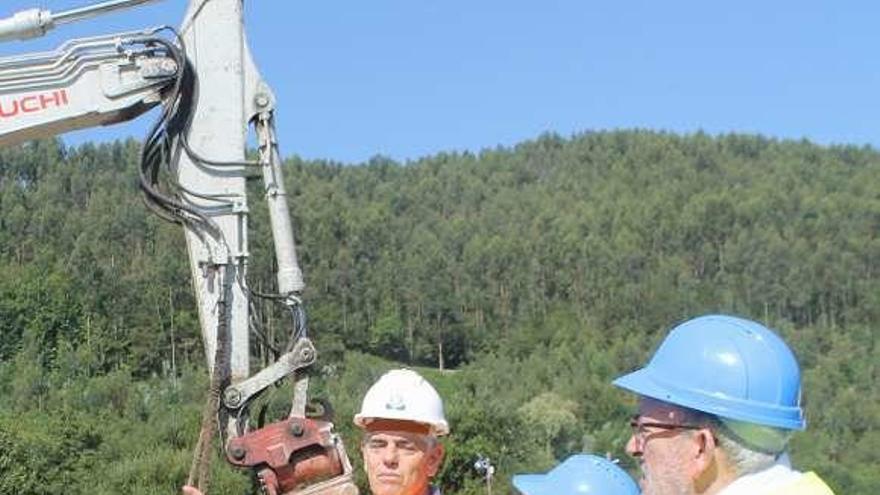 El gerente de Cogersa, Santiago Fernández, explica las obras a los alcaldes de Muros y Soto, Carmen Arango y Jaime Menéndez, respectivamente.