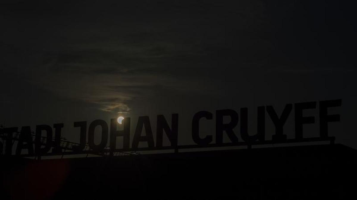 El eclipse solar durante el partido de fútbol amistoso de pretemporada entre el FC Barcelona femenino y el Montpellier.