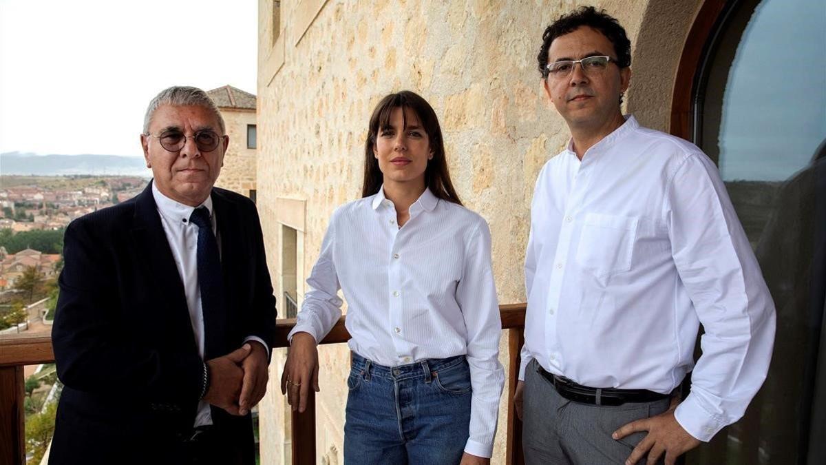 Carlota Casiraghi, con el filósofo Robert Maggiori y el editor Leopoldo Kulesz, en el Hay Festival de Segovia