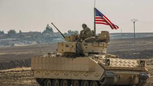 Archivo - Militar de Estados Unidos a bordo de un carro de cambate