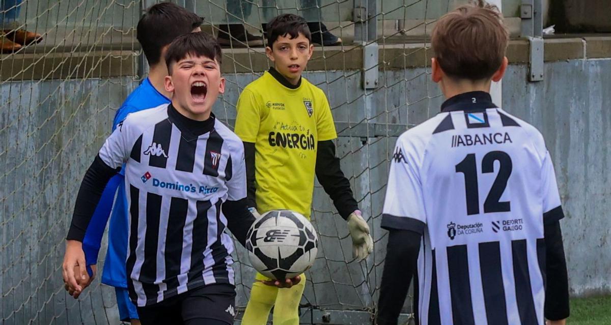 Muchos goles se festejaron este fin de semana en la previa del Arousa Fútbol 7. | Iñaki Abella