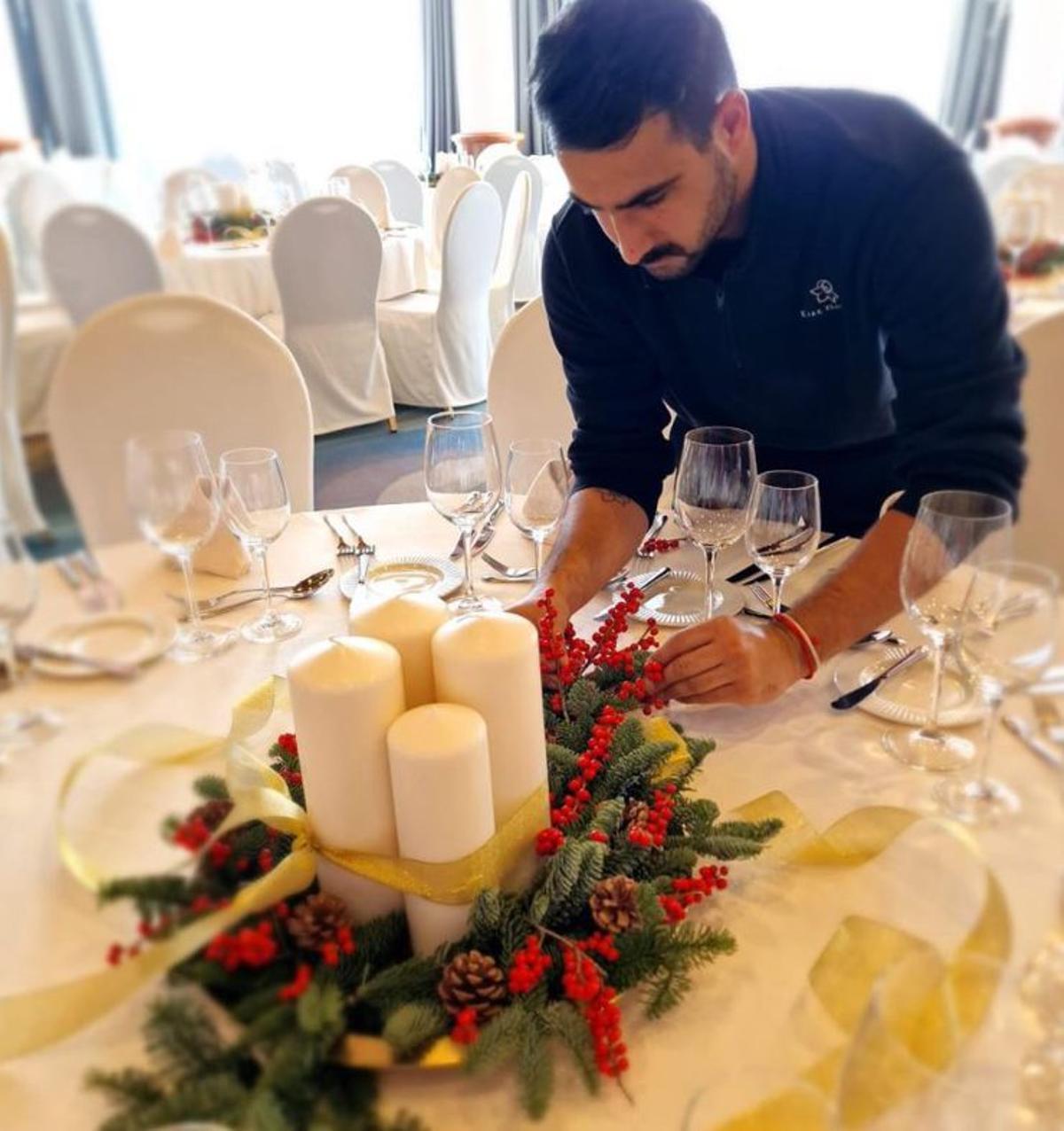 Kike Flowers ajustant un arranjament floral. | K.F.