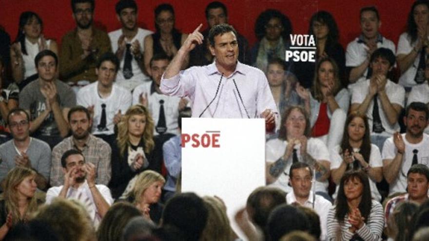 Pedro Sánchez: &quot;Esconden a Rajoy para sacar a pasear a Aznar&quot;