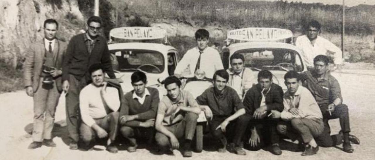 Manuel Cuíña Castiñeira, segundo por la izquierda, posa junto a sus dos Seat 600, su Vespa y varios de sus alumnos.  |  o.   | // BERNABÉ