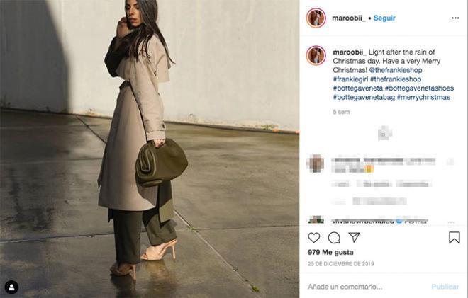 Maria Panteli con las sandalias 'nude' de Bottega Veneta