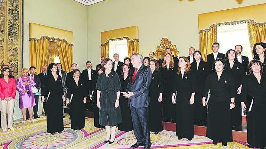 Teresa Sanjurjo y Alberto Navarro, con el Coro de la Fundación Príncipe de Asturias, en la residencia del embajador.