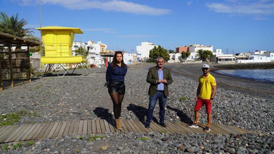 Sonia Álamo y el alcalde Juan Jiménez en la playa de Puerto Lajas .