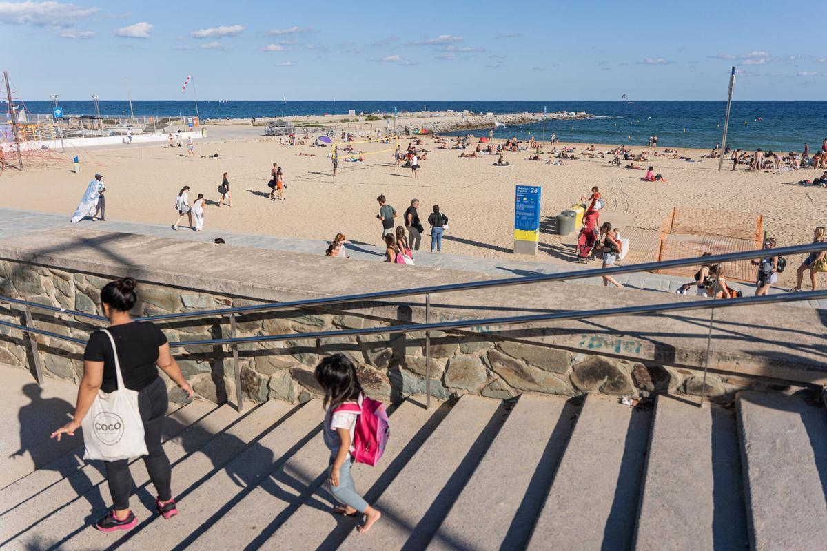 Barcelona. 13/09/2024. Otros. Vista desde la playa de Bogatell del espigón de la Mar Bella, donde tiene lugar el espectáculo de inauguración de la Copa América de Vela. AUTOR: Marc Asensio REDACTORA: Glòria Ayuso Barcelona, Catalunya, competición, Copa América de Vela 2024, deporte, España, espectáculo, espigón, espigón de la Mar Bella, mar, navegación, playa, playa de Bogatell, vela