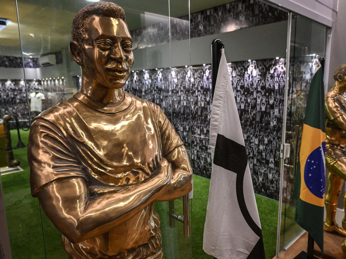 La escultura del mausoleo de Pelé.