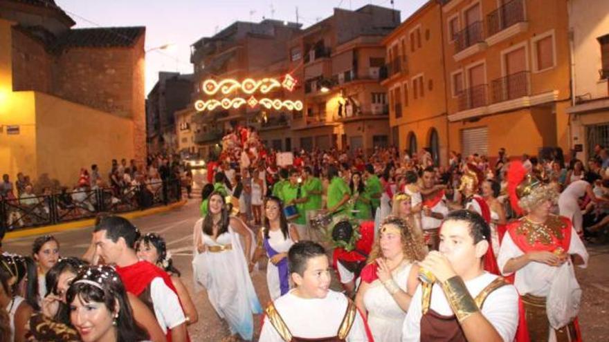 Monóvar alcanza el final de sus fiestas con el Desfile Multicolor