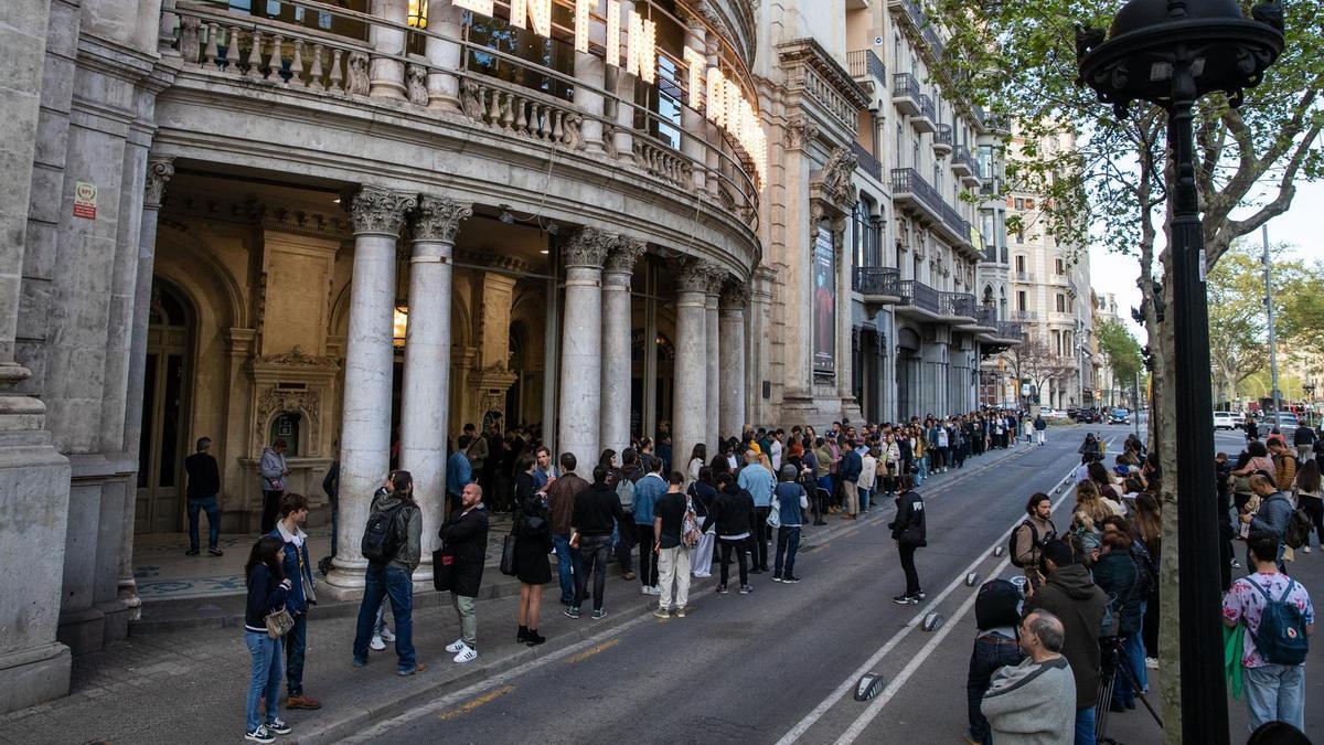 Gran Via de les Corts Catalanes, entre Balmes y Rambla Catalunya, frente al teatro Coliseum