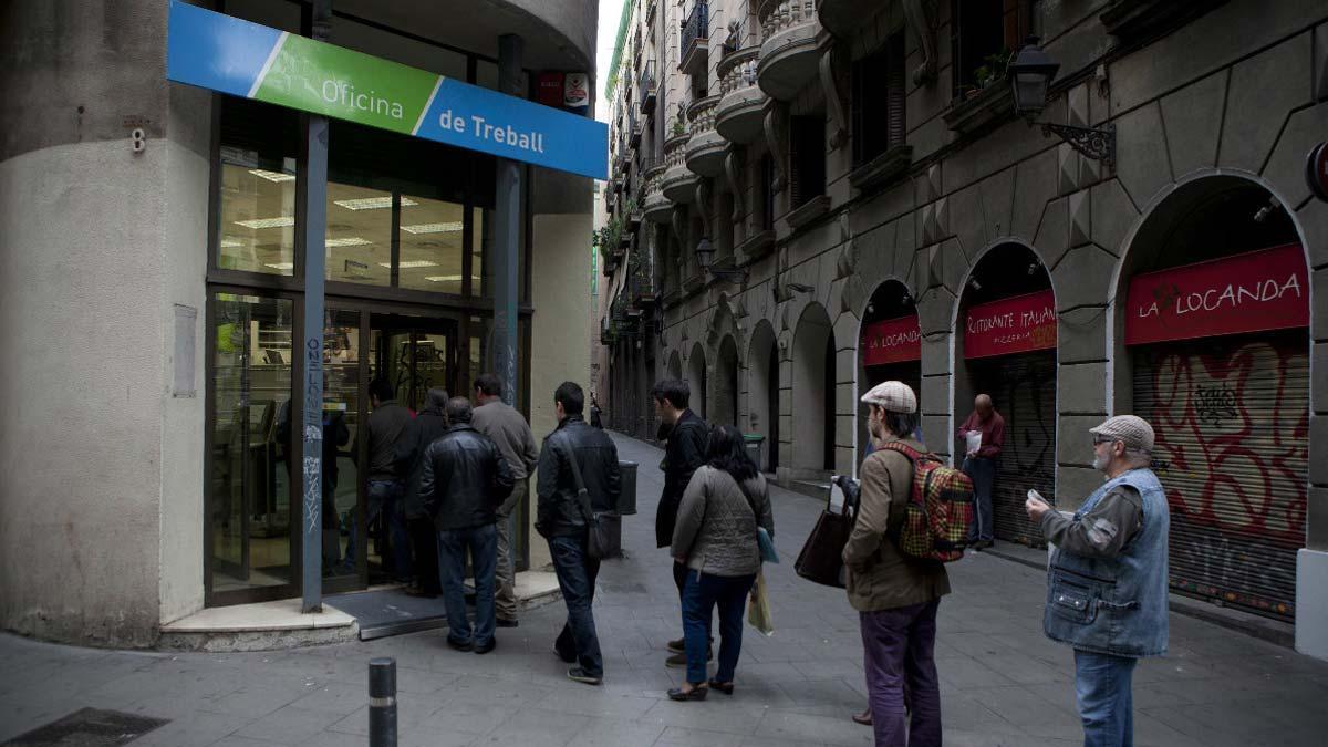 El paro baja en 7.806 personas en febrero. En la foto, varias personas haciendo cola frente a una oficina del Servei d’Ocupació de Catalunya (SOC).