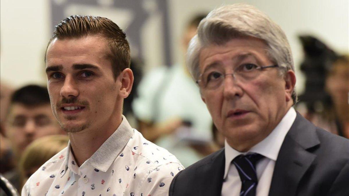 Griezmann y Cerezo, en la presentación del galo con el Atlético hace cinco años