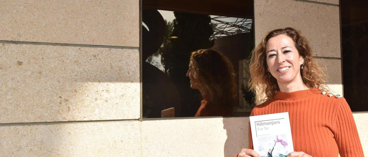 La poeta Eva Tur con su último libro, 'Kilimanjaro', en la sede de Diario de Ibiza.