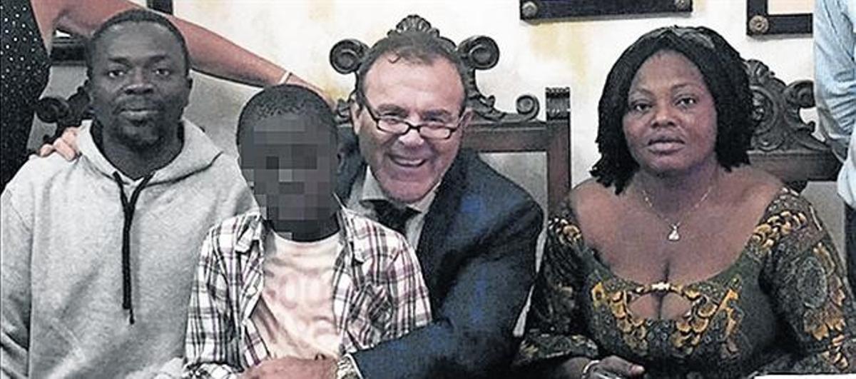 Ali Outtara i la seva dona, amb el seu advocat, que sosté el petit Adou.