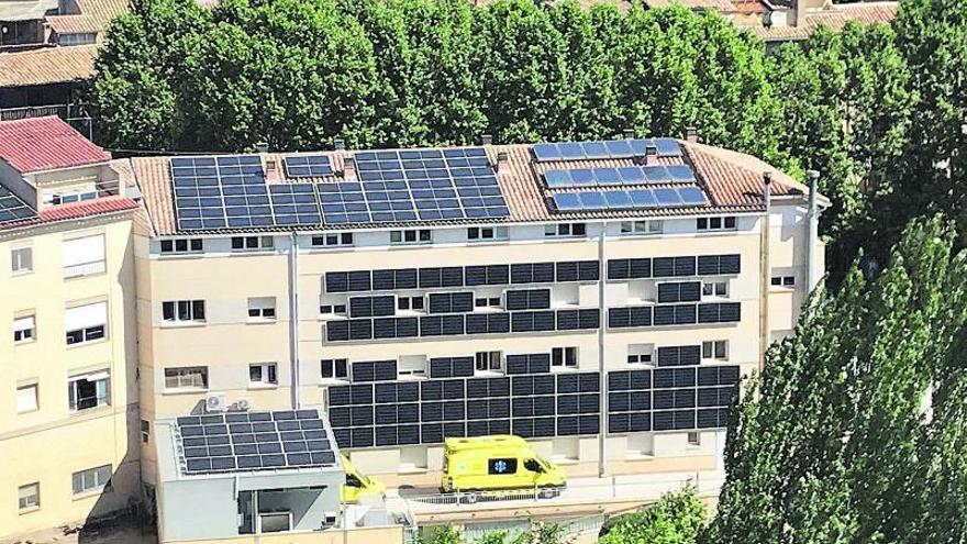 L’edifici del Centre Sanitari del Solsonès amb les 199 plaques solars en funcionament | CC SOLSONÈS