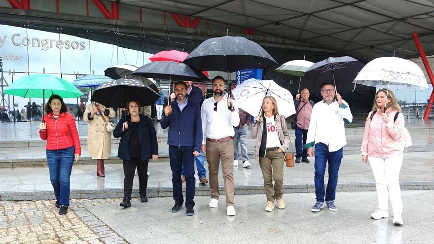 El candidato del PSOE a la Alcaldía de Málaga, Daniel Pérez, junto a otros miembros de la lista, en el Palacio de Ferias