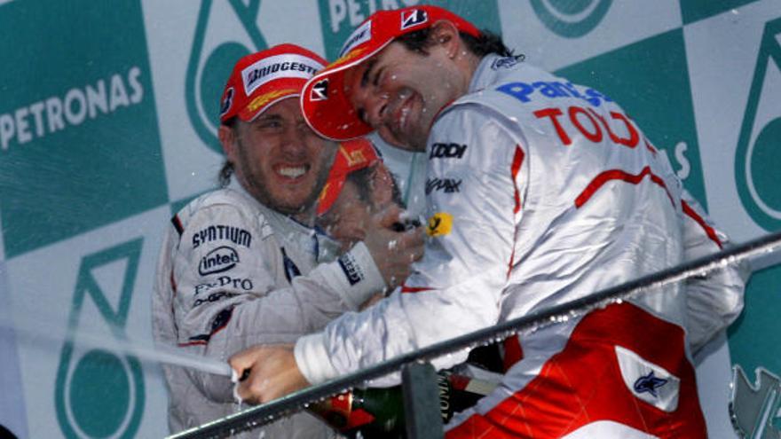 El piloto británico de Fórmula 1 Jenson Button (i), de la escudería Brawn GP, celebra su victoria en el podio con el alemán de Toyota, Timo Glock (d), que fue tercero, en el Gran Premio de Malasia celebrado en el circuito de Sepang, a las afueras de Kuala Lumpur, Malasia, hoy domingo 05 de abril. Jenson Button ganó la carrera, seguido por el alemán de BMW Sauber, Nick Heidfeld, y su compatriota de Toyota, Timo Glock. La carrera se interrumpió después de 33 vueltas por la intensa lluvia. EFE/AHMAD YUSNI