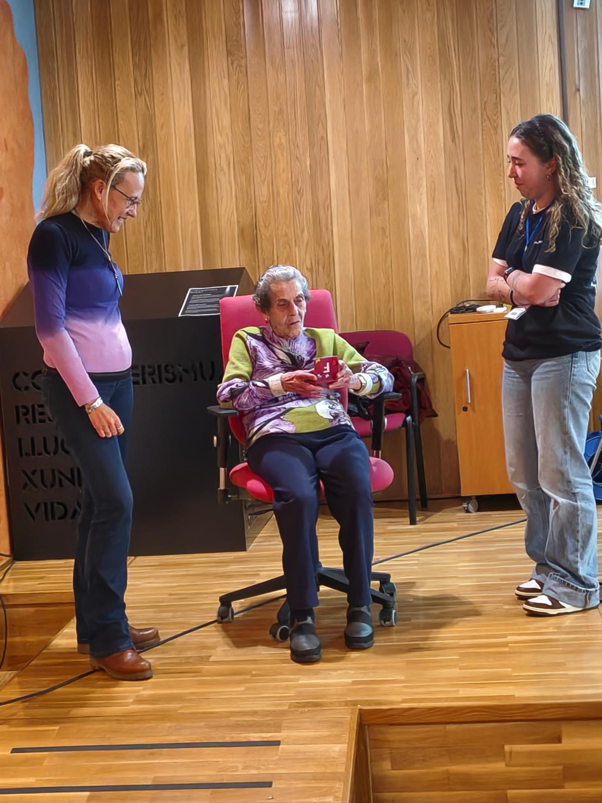 María Jesús López, a izquierda, entrega una caja musical a Flori.