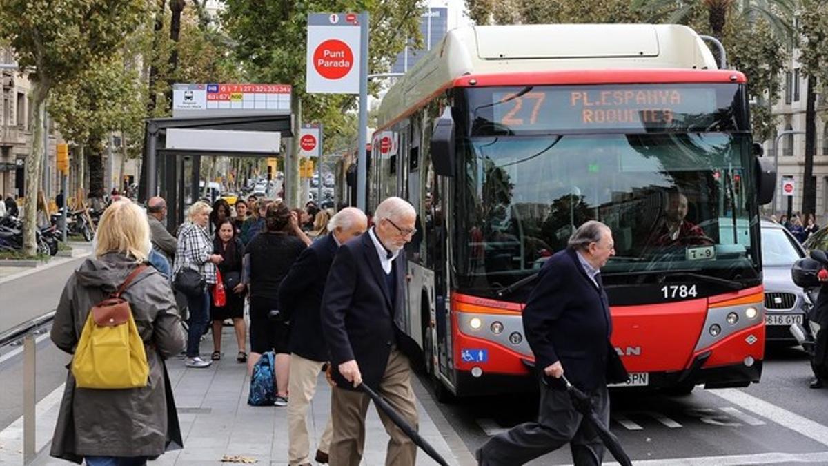 Un autobus circula por la Avenida Diagonal de Barcelona.