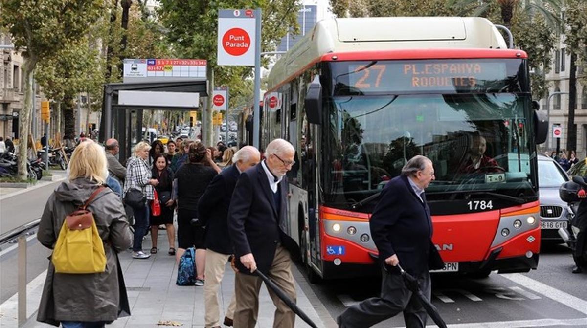 Un autobus circula por la Avenida Diagonal de Barcelona.