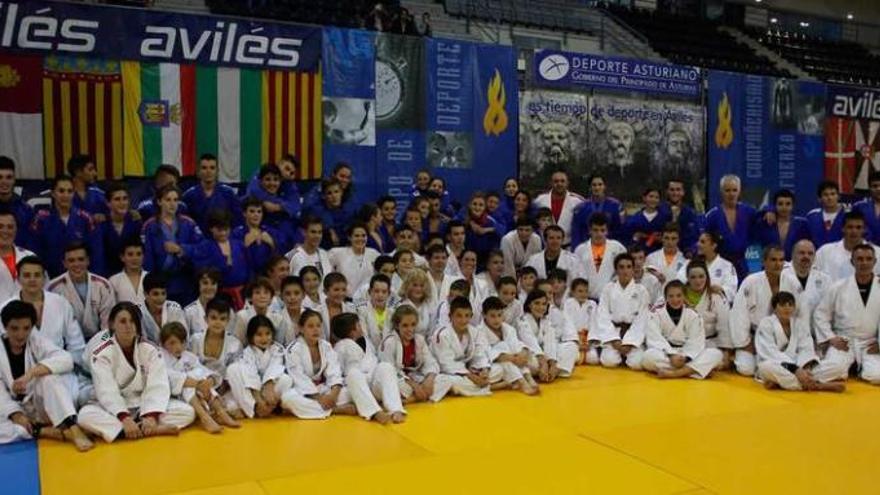 Judokas participantes en el entrenamiento oficial dirigido por Agustín Pérez.