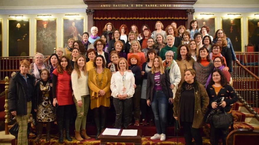 Representantes políticas con mujeres de la coordinadora feminista, ayer, en La Nau.
