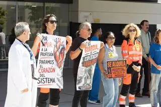 Imágenes de la concentración de la huelga de médicos en las puertas de Can Misses