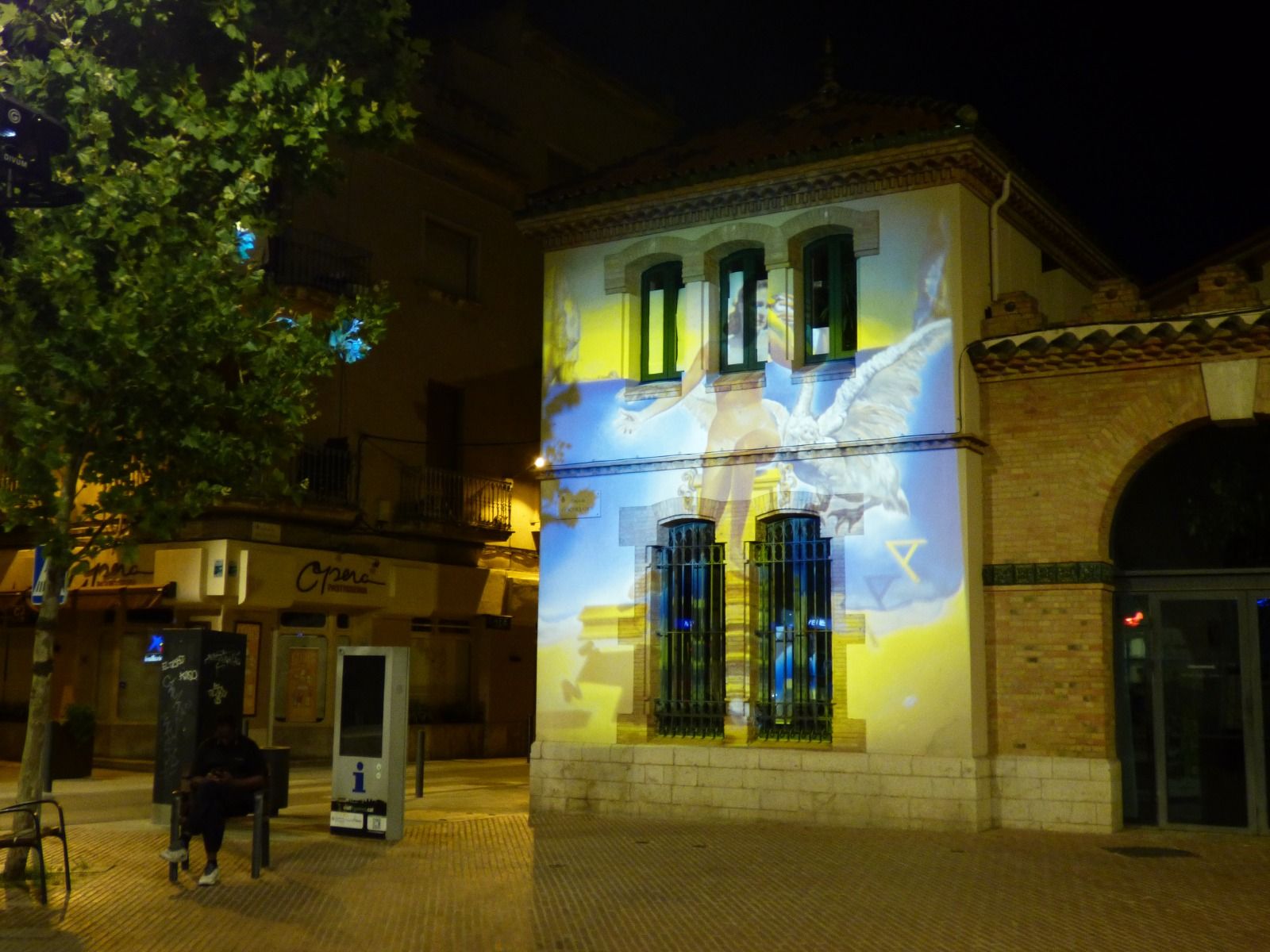 Dalí il·lumina les façanes de Figueres