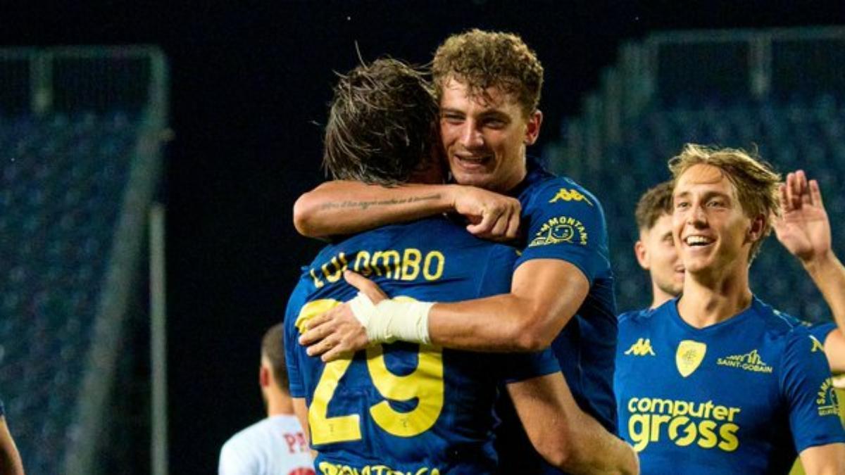 Jugadores celebran un tanto frente al Catanzaro