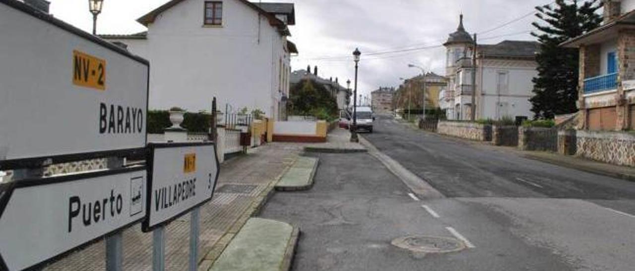 Calle en la que se mejorará la red de saneamiento de Puerto de Vega.