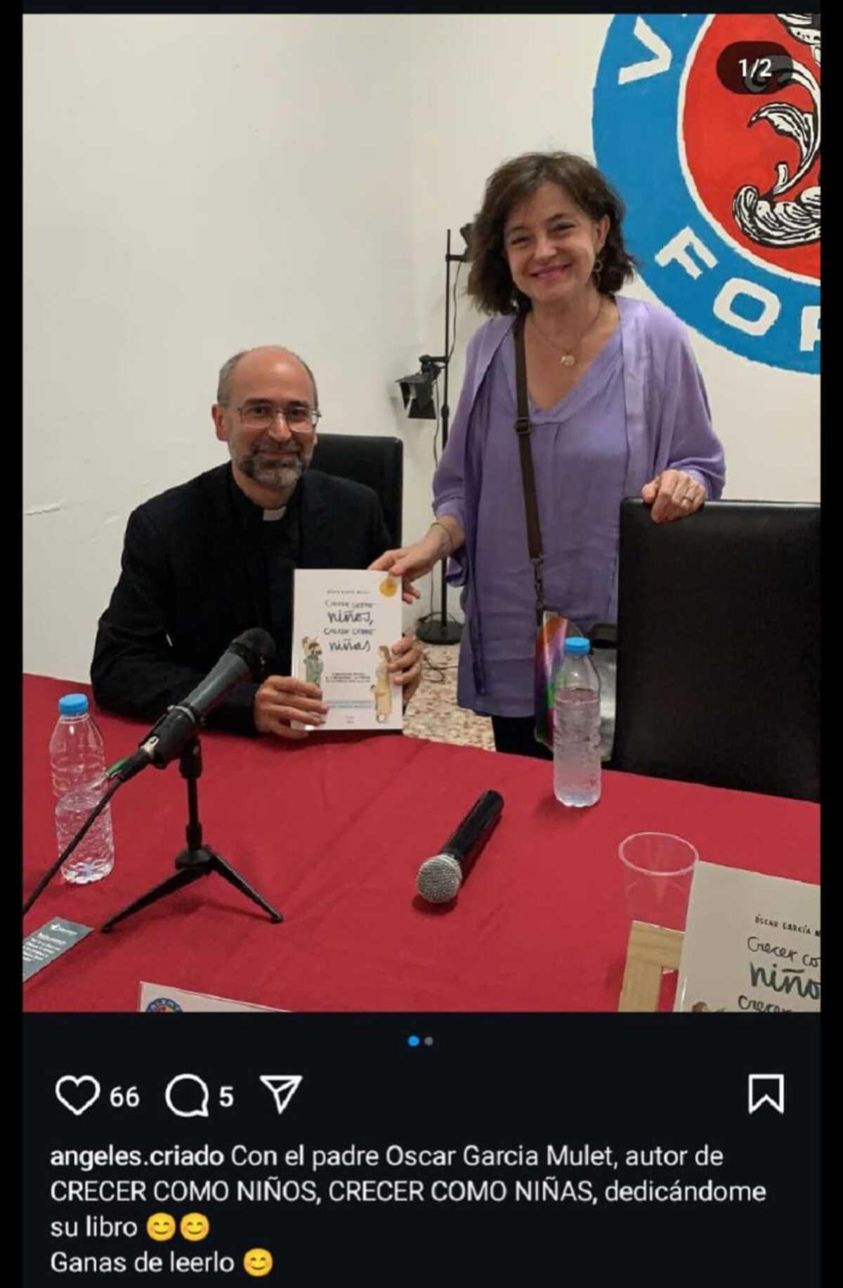 La diputada Ángeles Criado junto al padre Óscar García Mulet en la presentación de su libro.
