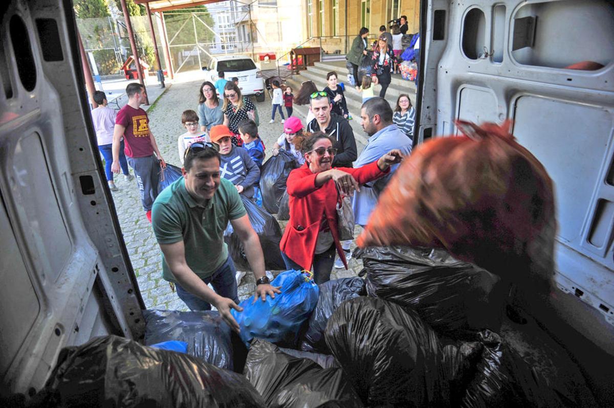 Los niños del Anexo deshacen sus disfraces más solidarios