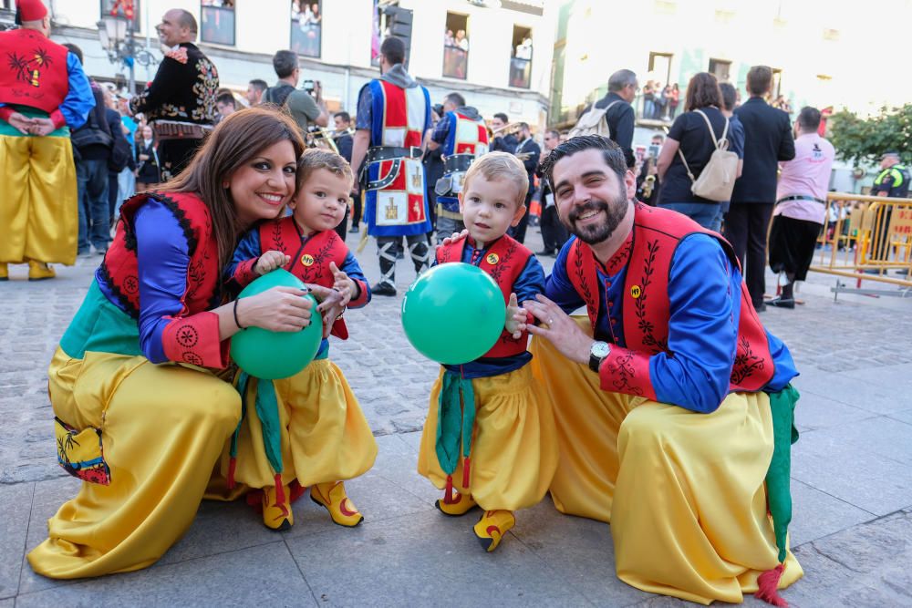 Millones de papelitos sobrevolaron a los miles de eldenses que se apiñaron cerca del castillo de Embajadas para escuchar y cantar el pasodoble Idella, que marca el comienzo de las fiestas