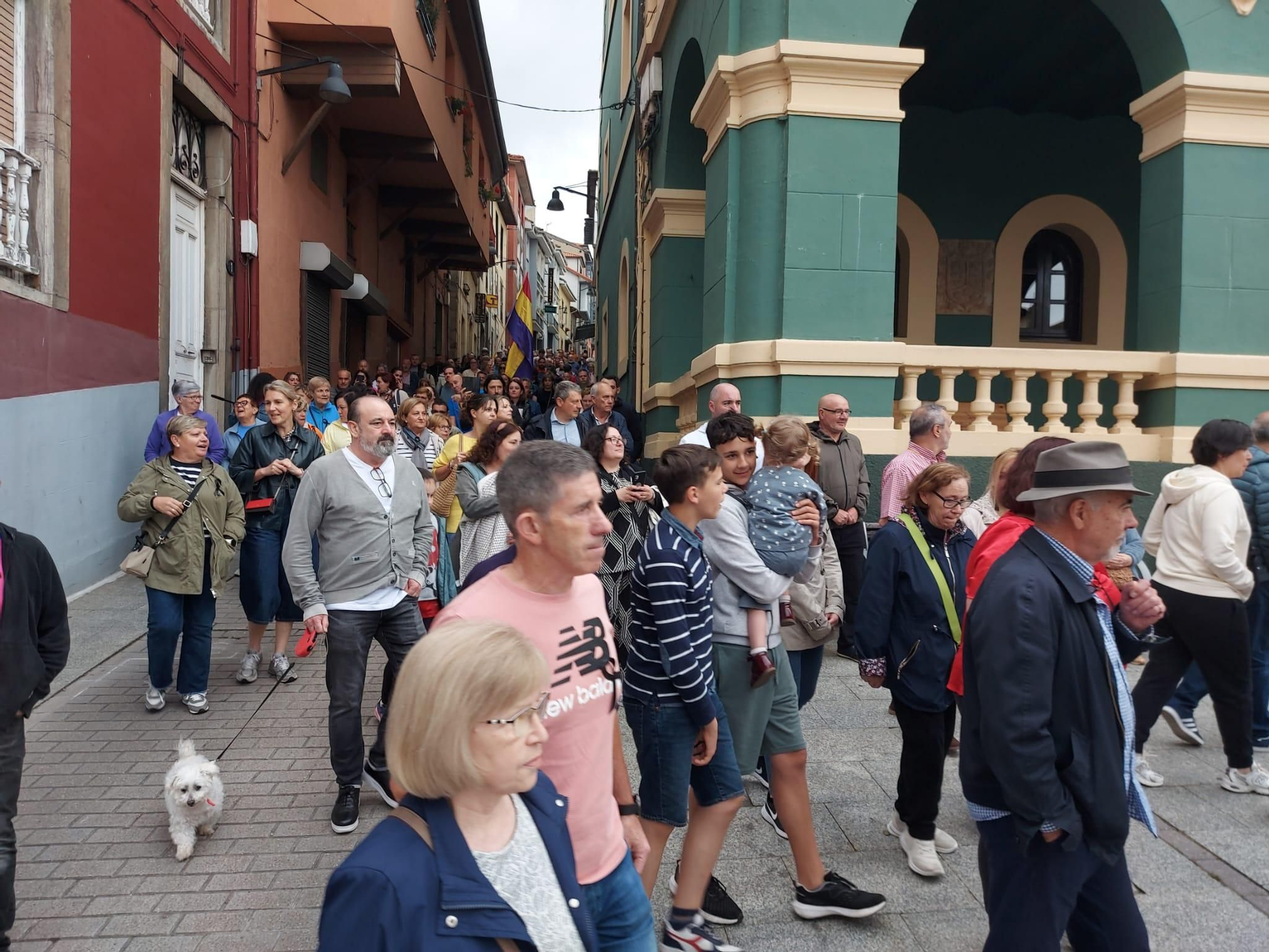 En imágenes: Así fue la manifestación contra el cierre de la Escuela de Música de Tineo