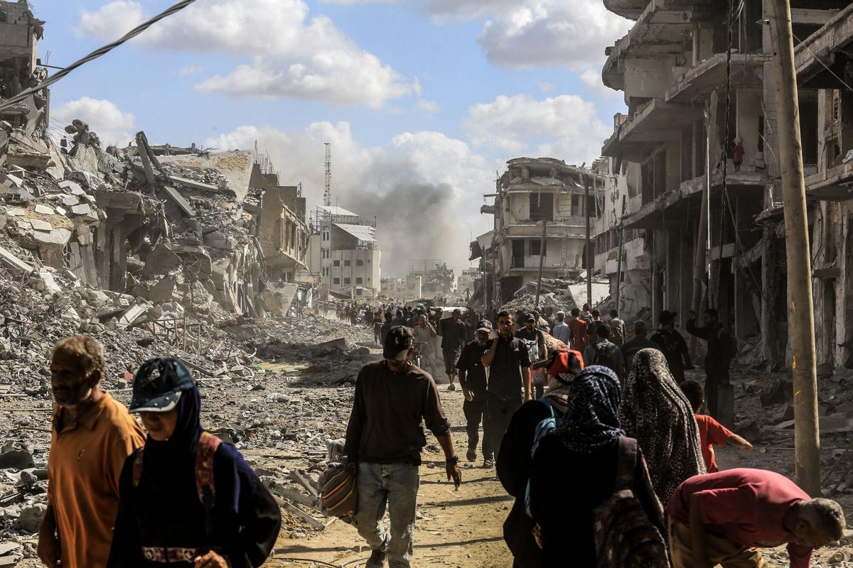 Desplazados palestinos regresas a sus hogares tras la retirada del Ejército israelí de algunas áreas de Jan Yunis.