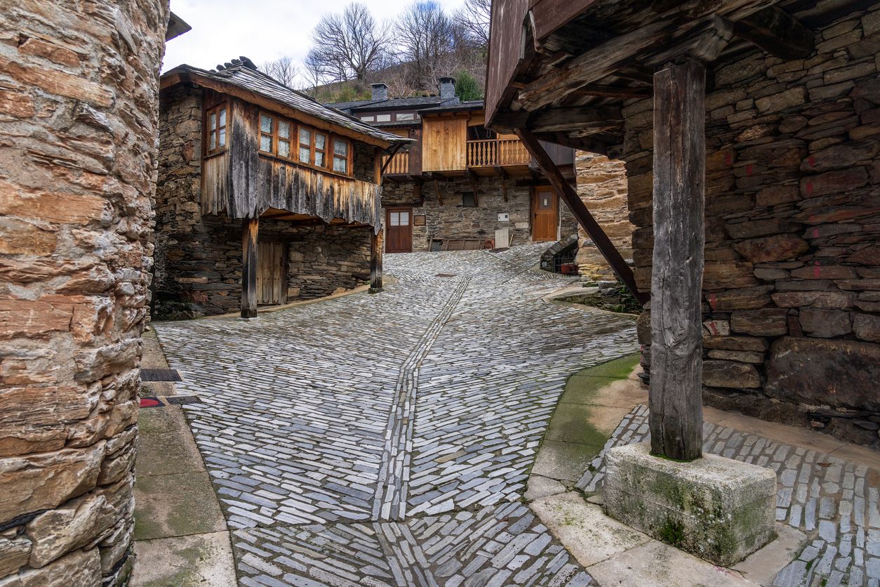 Todo el pueblo está forrado en piedra.