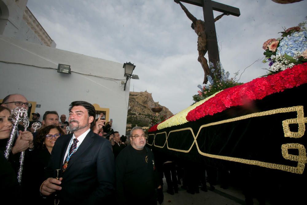 Miles de personas sienten la Semana Santa de cerca en el espectacular descenso por el Casco Antiguo