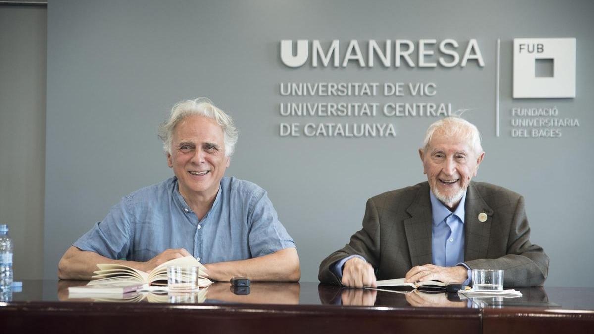 Els escriptors Miquel Desclot i Josep Vallverdú al centre de Documentació en Literatura Infantil i Juvenil Josep Maria Aloy, el maig del 2023