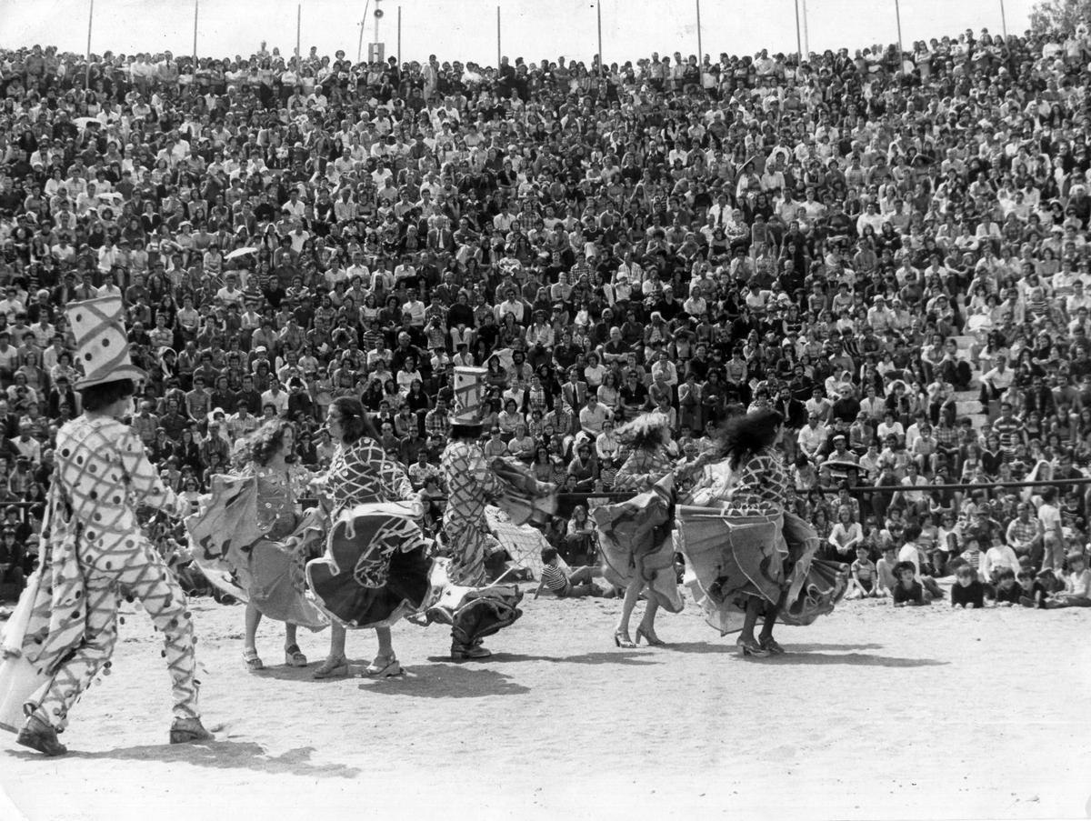Festival de comparsas en el Polideportivo López Socas, en 1977.