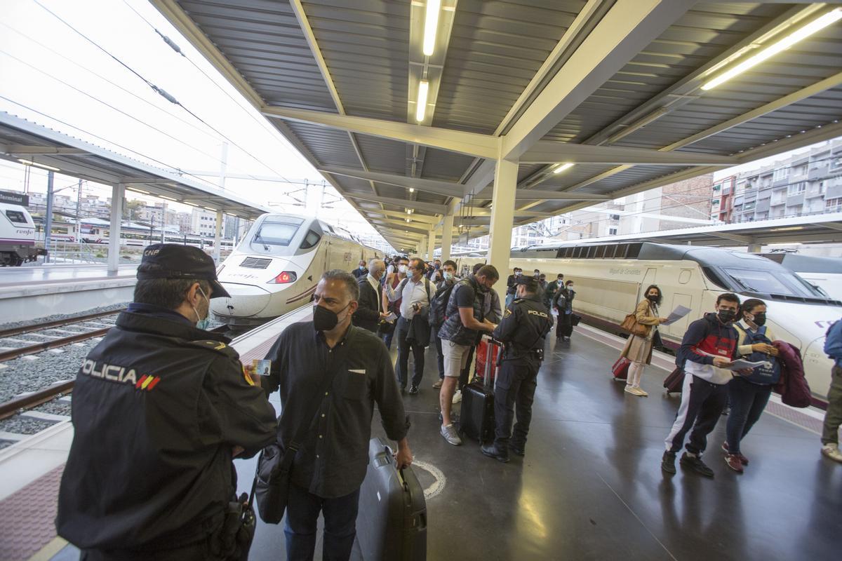 Controles de la Policía Nacional en la estación de Renfe en Alicante Controles de la Policía Nacional en la estación de Renfe en Alicante