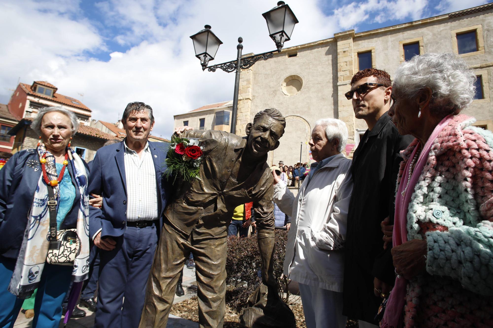 En imágenes: Así fue el homenaje a Rambal en Cimadevilla con Rodrigo Cuevas y cientos de personas