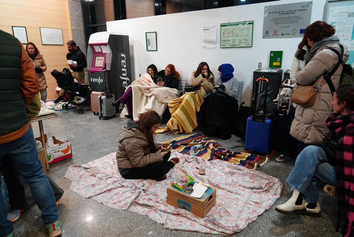 Pasajeros del tren detenido en Villanueva de Córdoba con los alimentos, agua y mantas proporcionados por los ayuntamientos de Villanueva de Córdoba y Pozoblanco y vecinos de esas localidades.