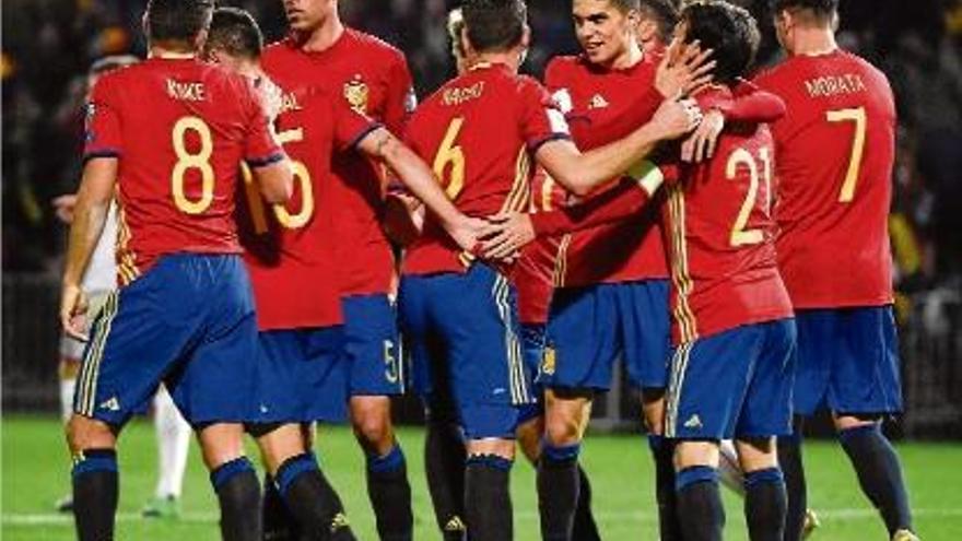 Els jugadors de la selecció espanyola, celebrant un dels quatre gols que van marcar contra Macedònia.